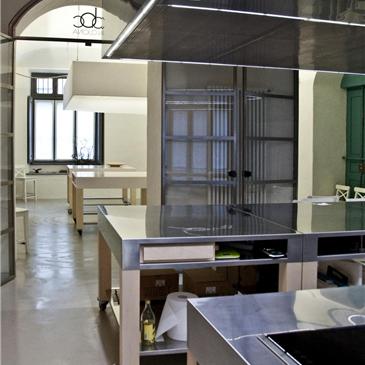 zona cucina, tavoli mobili, legno e acciaio